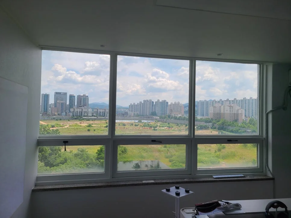 용산구 한강그랜드오피스텔 창가에 심은 고요, 암막 커튼과 블라인드로 완성한 음악 작업실의 조도학